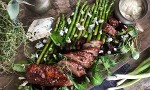 Grillad fläskfilé med sparris, blåmögelost och en krämig sås. Perfekt gris temperatur för en somrig middag.