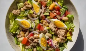 En härlig tonfisk sallad med ägg, bönor, tomat, gurka och rödlök. Perfekt för en lätt lunch.