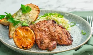 Saftig grilltemp kyckling med vitlöksbröd, krispig sallad och grillad citron. En perfekt sommarmåltid!