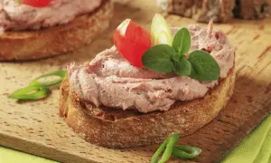 En smörgås med leverpastej, tomat och örter. Bra att veta att man kan frysa leverpastej för framtida smörgåsar.