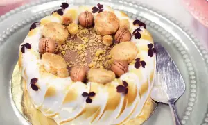 En vacker tårta med frukt och bär, dekorerad med makroner och krispiga bitar. Perfekt för ett firande!