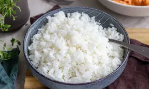 En skål med fluffigt vitt ris, perfekt för att koka ris till en god måltid.