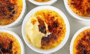 Flera crème brûlée i vita skålar, med knäckig karamelliserad yta. En riktigt god dessert!