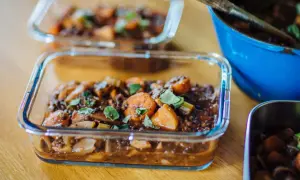 Matlådor fyllda med mustig gryta med morötter och linser, perfekta lunchtips för en god och mättande måltid.