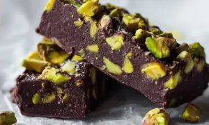 Chokladfudge med pistagenötter, perfekta för roliga saker att baka hemma.