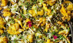 Rostad blomkål med pumpakärnor och örter, en del av en antiinflammatorisk kost. Smakfullt och nyttigt!
