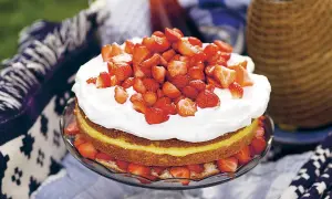 En härlig jordgubbstårta med lemoncurd, fluffig grädde och massor av färska jordgubbar. Perfekt för sommaren!