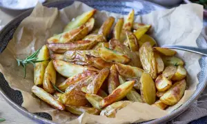 Krispiga klyftpotatis i airfryer, perfekt tillbehör med rosmarin.