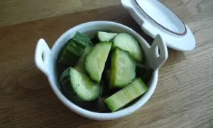 Snabbsaltad gurka i en vit skål, redo att serveras. Enkla, fräscha smaker.