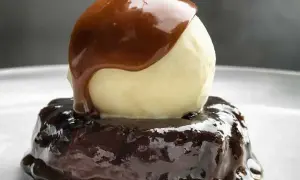En chokladkaka med en kula vaniljglass, överdragen med en härlig marsansås. En dröm för alla sötsugna!