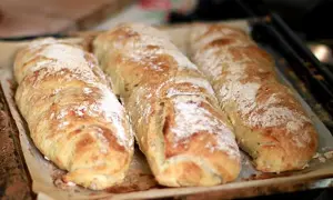 Tre nybakade surdegsbröd ligger på en plåt. Perfekt för att frysa surdeg och ha färskt bröd till hands.