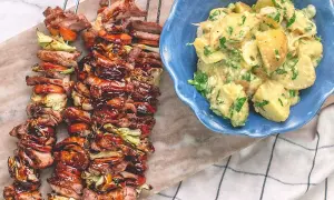 Grillspett med karre, grönsaker och en krämig potatissallad. Perfekt för en somrig middag.