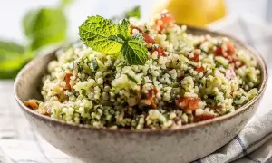 En skål med tabbouleh, en fräsch sallad där man kan koka bulgur med tomat, persilja och mynta.