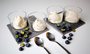 LCHF glass med blåbär och skedar. En krämig, söt dessert som passar perfekt för en lätt måltid.