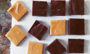 Fudgebitar i två färger, choklad och ljusare karamell. Perfekt fudge temperatur för en härlig konsistens.