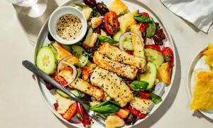En härlig halloumi sallad med krispiga krutonger, tomater, gurka och oliver. Toppad med sesamfrön.