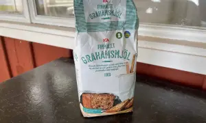 En påse ICA Finmalet Grahamssmjöl, perfekt för att baka rustikt bröd och fiberrika pannkakor.
