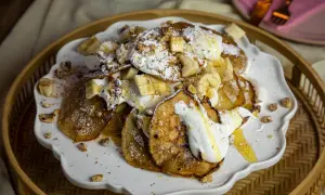 En härlig pannkakstårta med glass, banan och nötter. Pudrad med florsocker och ringlad med honung.