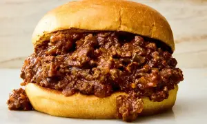 En saftig sloppy joe med köttfärs och en gyllene bulle. Perfekt för en snabb och god lunch.
