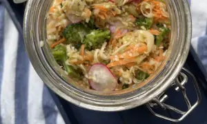 En burk med färgglad sallad, perfekt för en tre veckors sallad. Broccoli, morötter och rädisor blandas i en krispig mix.