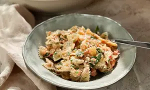En härlig pastasallad med lax och fetaost, perfekt för en lätt lunch eller middag.