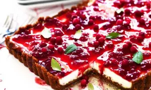 En saftig pepparkakscheesecake med en glansig lingonfyllning och färska lingon. En härlig svensk dessert.