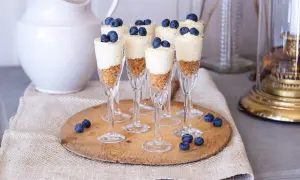 Sju eleganta dessert i glas med krämig fyllning och smulig botten, toppade med blåbär. En festlig och läcker dessert.