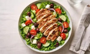 En fräsch kycklingsallad med grillad hel kyckling, tomater, gurka, oliver och fetaost. Perfekt för en lätt lunch där hel kyckling temperatur är viktig.
