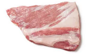 Råa sidfläsksskivor med synliga lager av kött och fett. Perfekt för att uppnå rätt pluma temperatur vid tillagning.