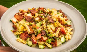 En härlig pastasallad med knaprigt bacon, krispig gurka och soltorkade tomater. Perfekt för en sommarlunch!