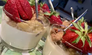 Fluffig pannacotta med rabarber och färska jordgubbar i glas. En perfekt sommardessert.