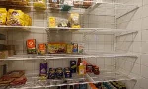 Hylla med basvaror att ha hemma: mjöl, pasta, krossade tomater, senap, sesamfrön och mer.