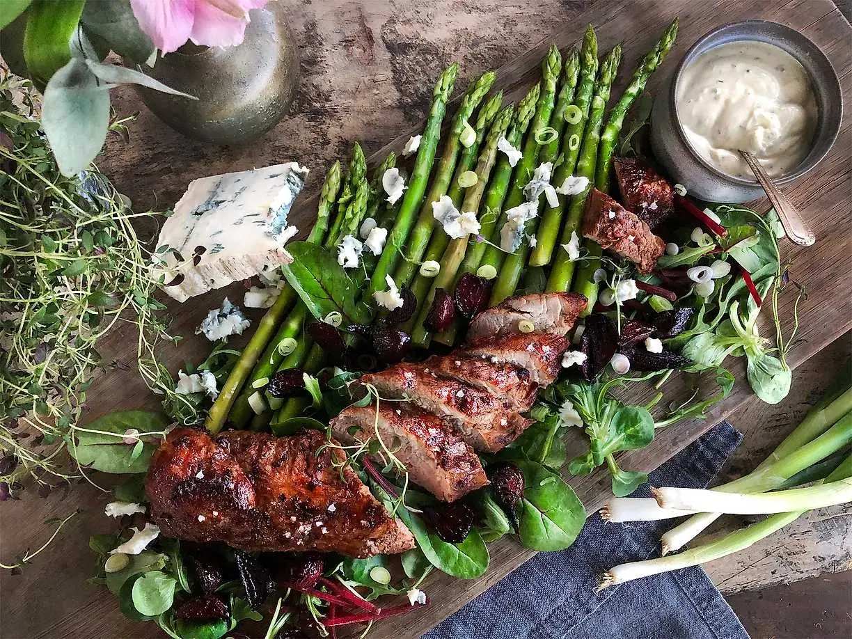 Grillad fläskfilé med sparris, blåmögelost och en krämig sås. Perfekt gris temperatur för en somrig middag.