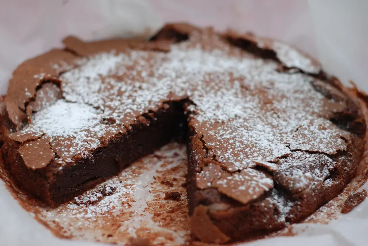 En saftig kladdkaka med pudersocker, perfekt för kladdkakans dag.