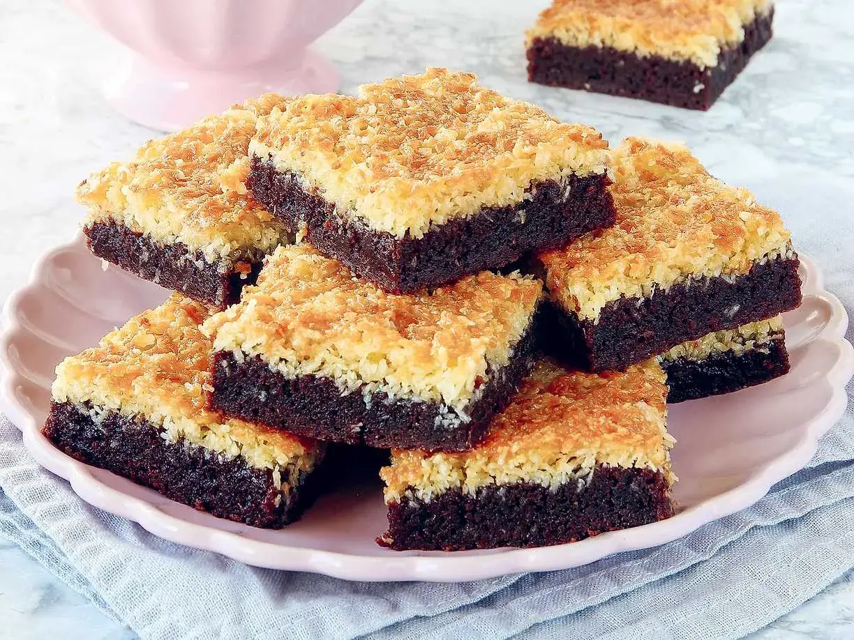 Chokladkakor med kokostäcke, perfekta baka ideer för fikat. Mjuka brownies med en härlig kokosgratinering.