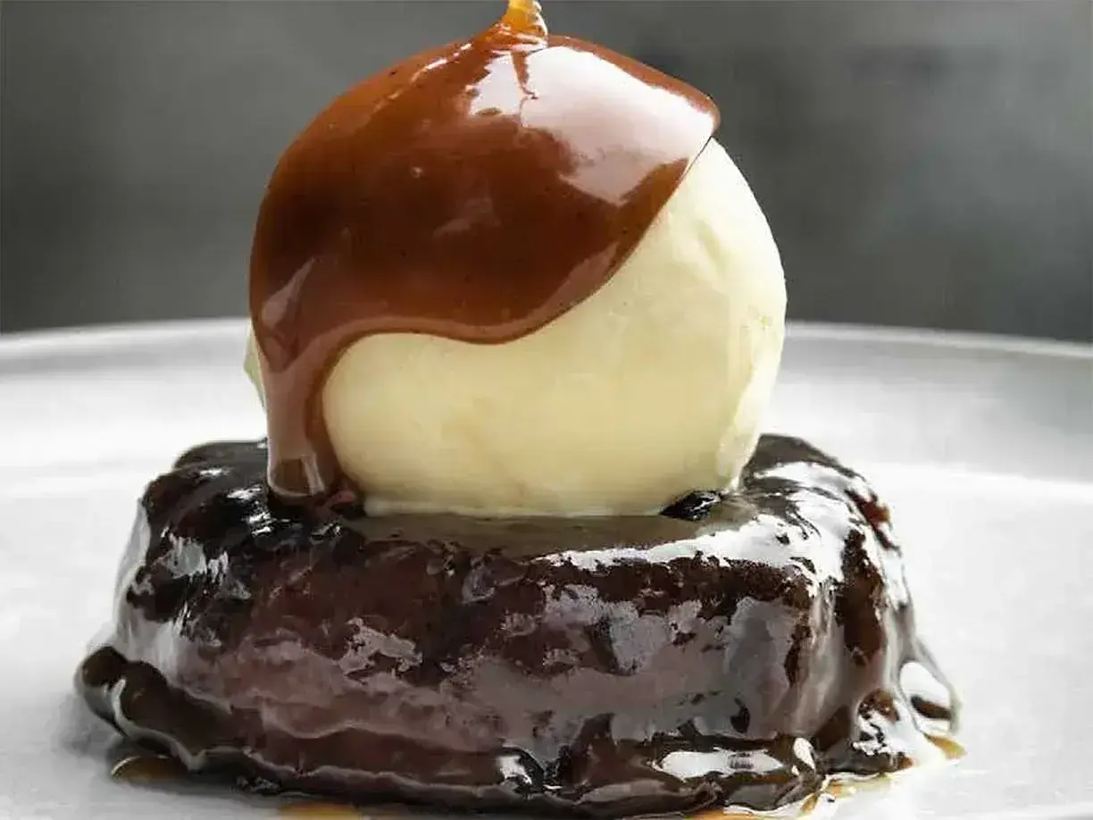 En chokladkaka med en kula vaniljglass, överdragen med en härlig marsansås. En dröm för alla sötsugna!