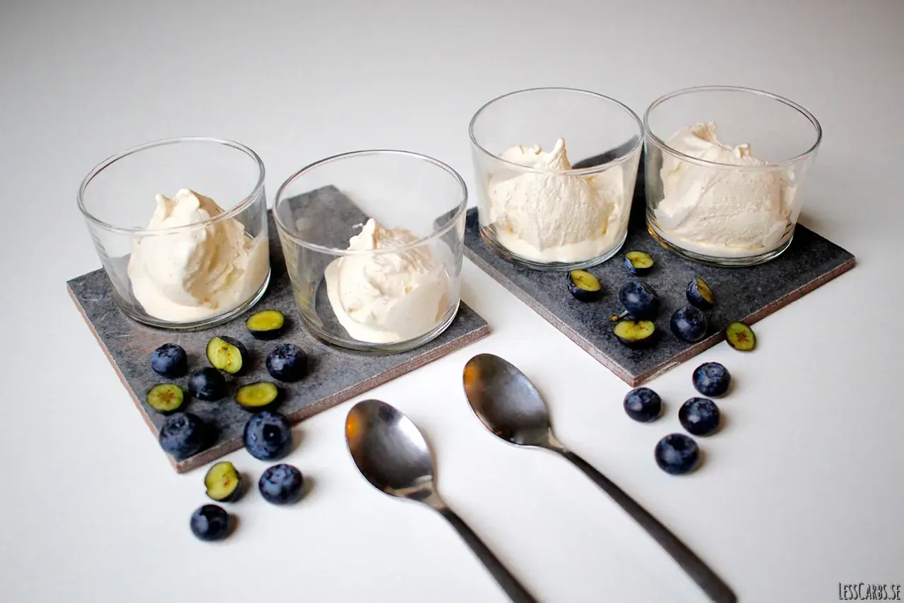LCHF glass med blåbär och skedar. En krämig, söt dessert som passar perfekt för en lätt måltid.