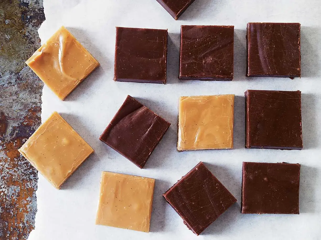 Fudgebitar i två färger, choklad och ljusare karamell. Perfekt fudge temperatur för en härlig konsistens.