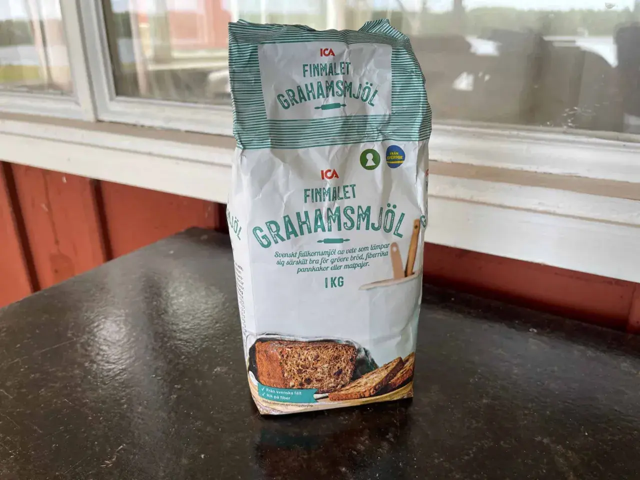 En påse ICA Finmalet Grahamssmjöl, perfekt för att baka rustikt bröd och fiberrika pannkakor.