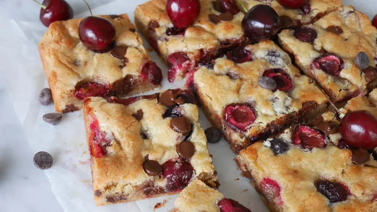 Saftiga körsbärs- och chokladbitar, perfekta att baka något gott och enkelt.