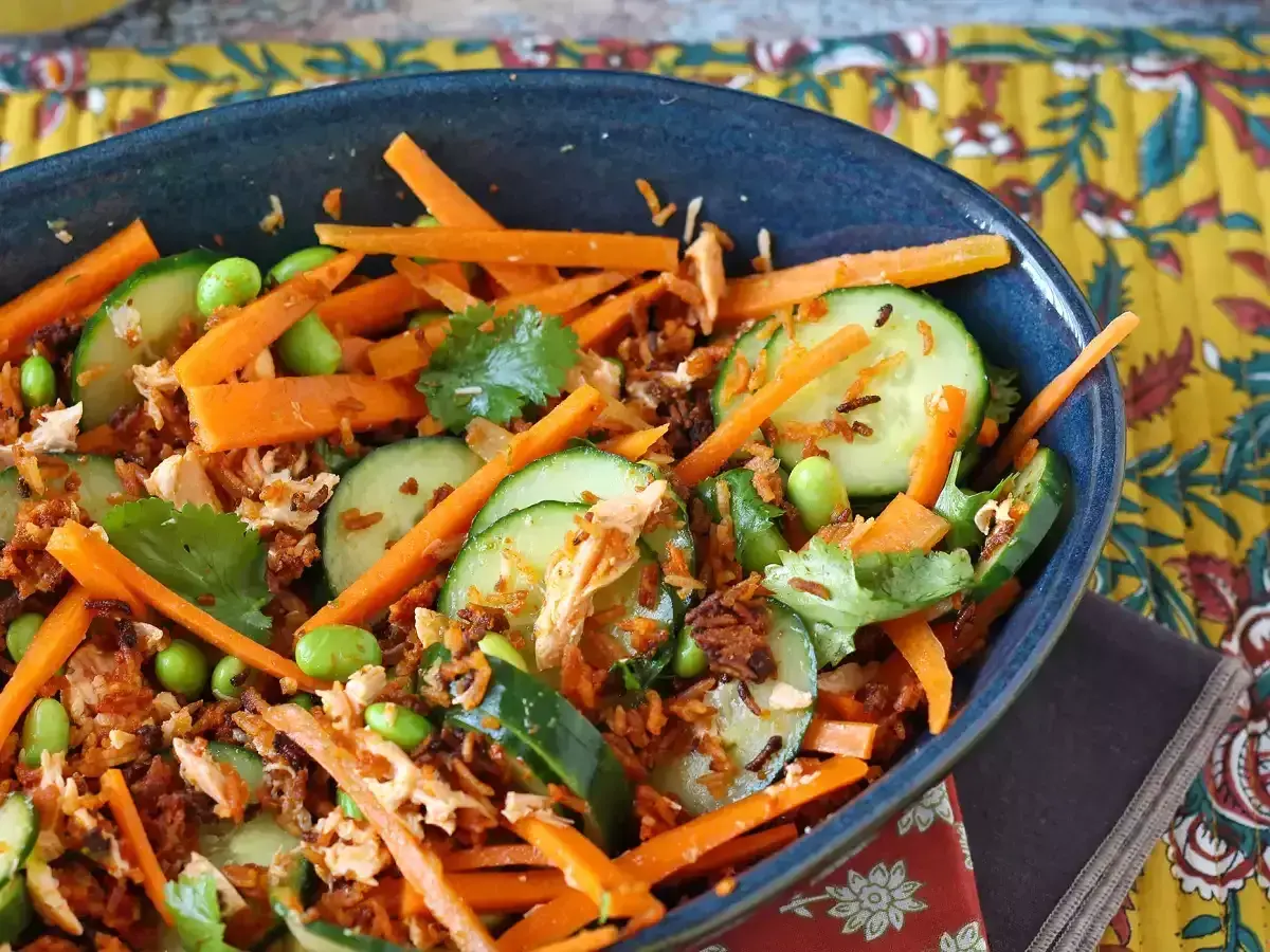 En fräsch och färgglad sallad med strimlade morötter, gurka, edamamebönor och lax. Perfekt som lätt lunch eller som ett tillbehör till middagen. Dessa sallader till mat är en fest för ögat och magen.