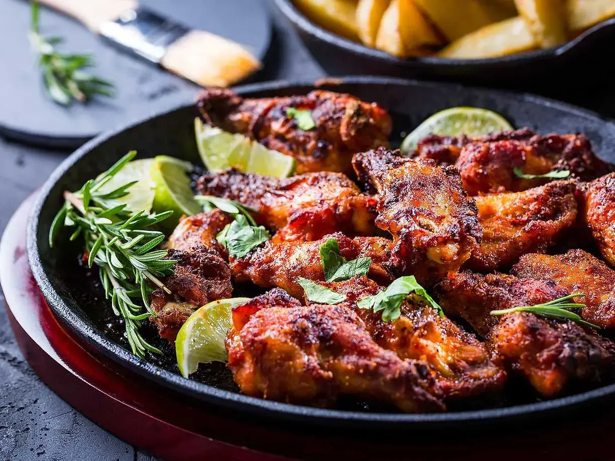En stor portion saftiga kycklingvingar med lime och rosmarin. Perfekt för att avgöra hur mycket kyckling per person som går åt!