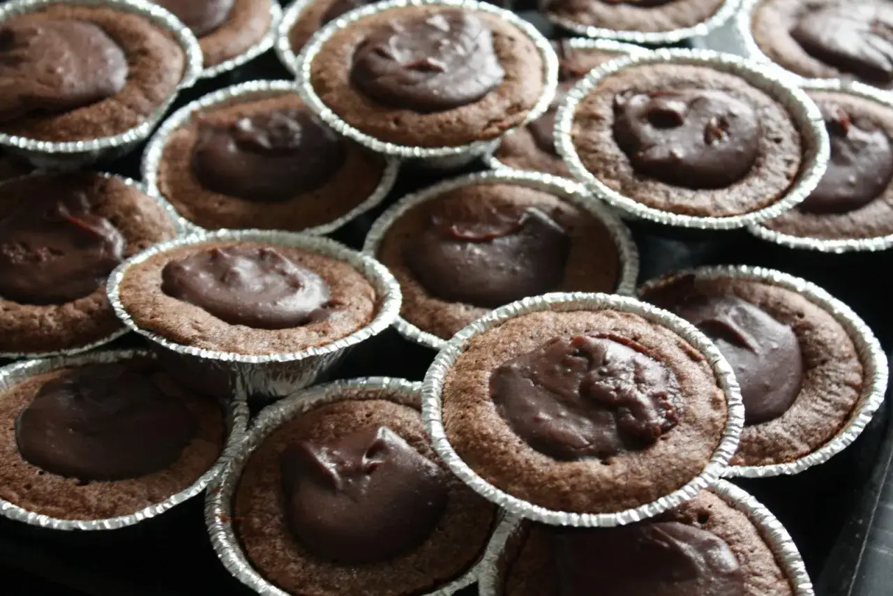 Många chokladmuffins i folieformar, perfekta tips på bakning för en fika.