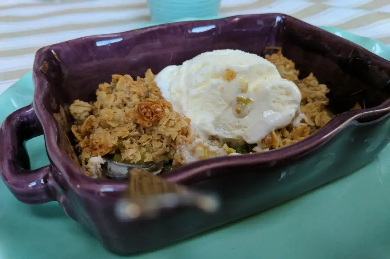 En härlig glutenfri rabarberpaj med en klick vaniljglass. Perfekt för en fika!