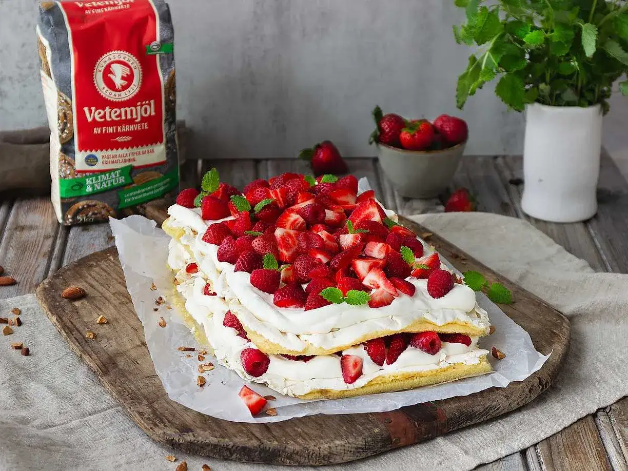 En lager-på-lager-dröm med fluffig grädde och bär. Denna pinocchiotårta fyllning är perfekt för sommaren.