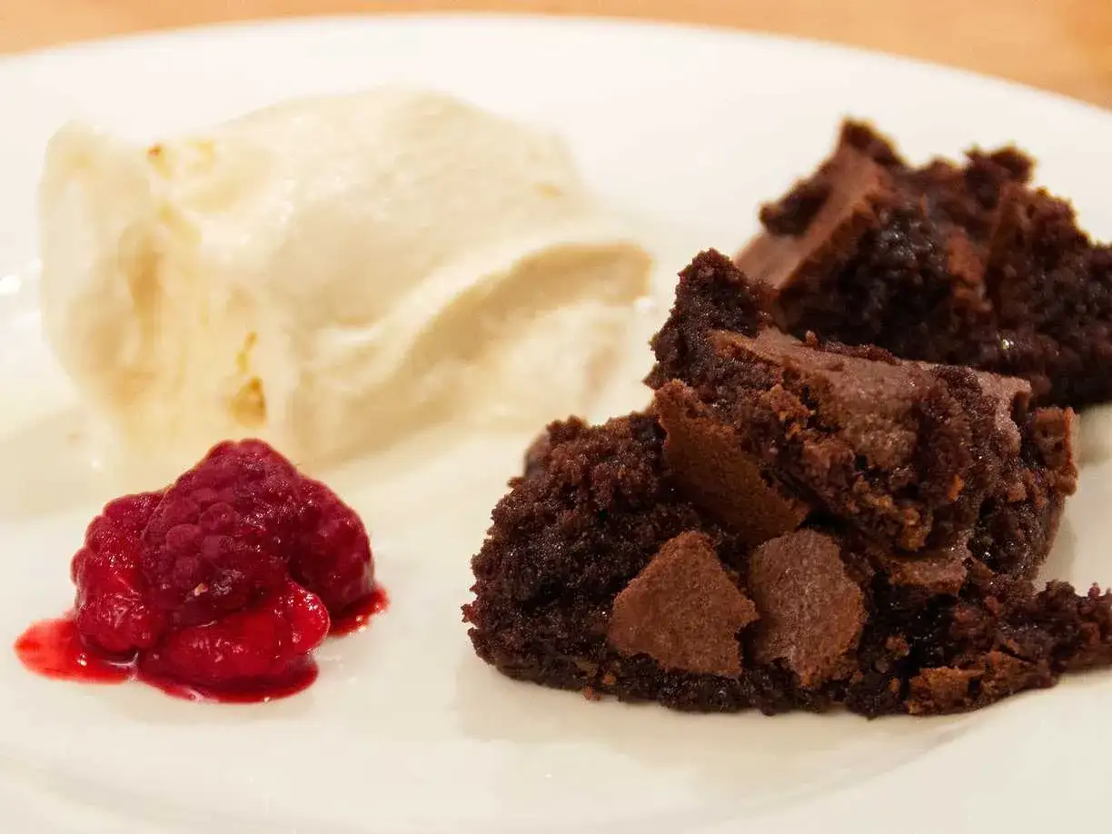 Kladdkakans dag firas med en härlig bit kladdkaka, len vaniljglass och färska hallon. En perfekt kombination!