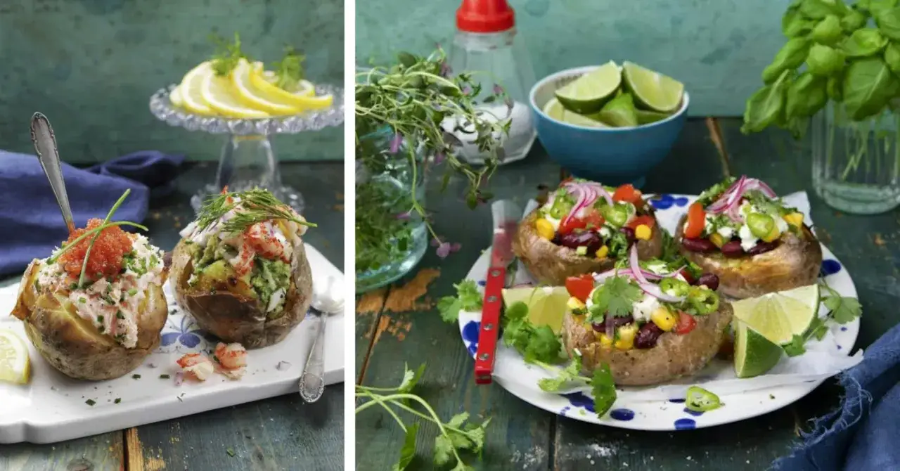 Två olika varianter av bakad potatis. Den ena toppas med laxröra och rom, den andra med bönor, majs, ost och jalapeño.
