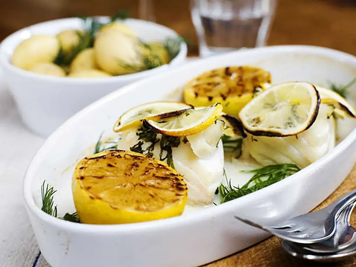 Ugnsbakad torskfile med citron och dill. Perfekt innertemp för en saftig fisk. Serveras med kokt potatis.