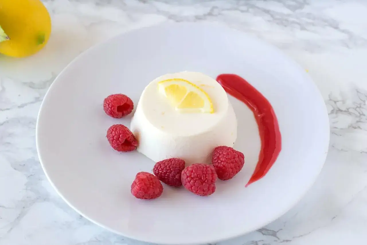 Krämig panna cotta med citron och hallon, en perfekt avslutning på en måltid.