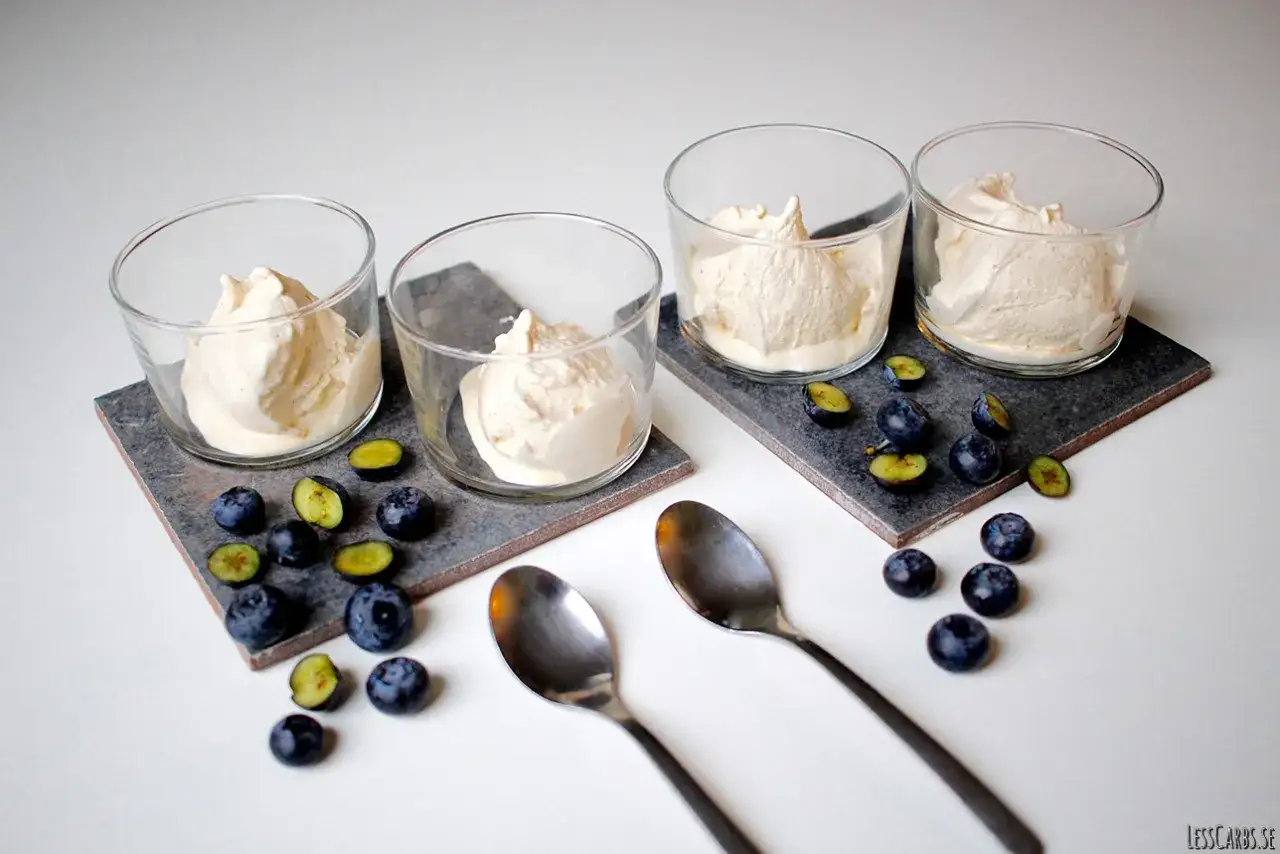 LCHF glass med blåbär. Krämig, söt och god dessert som passar perfekt för en LCHF-livsstil.